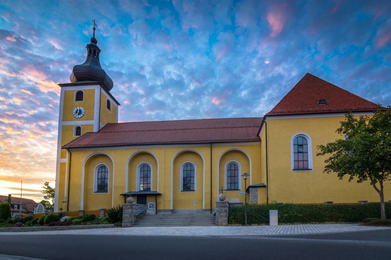Hotel Bayerischer Hof Wiesau Экстерьер фото